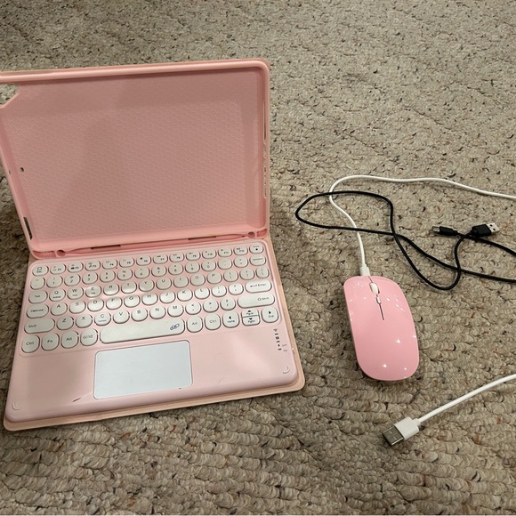 Pink iPad Case with Keyboard and Mouse - Picture 2 of 3